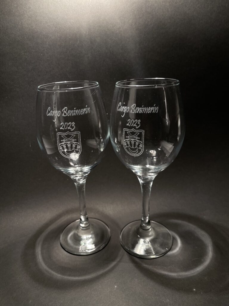 Copas grabadas con nombres y decoración personalizada