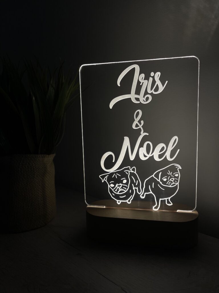Imagen personalizada iluminada en metacrilato con nombres e ilustraciones