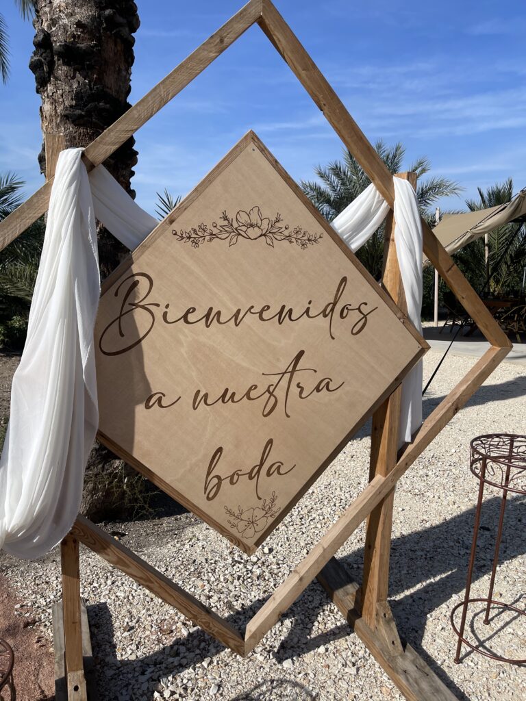 Cartel de bienvenida de madera para boda