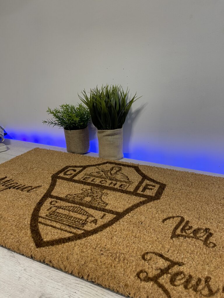 Felpudo marrón personalizado con el escudo del Elche CF y nombres