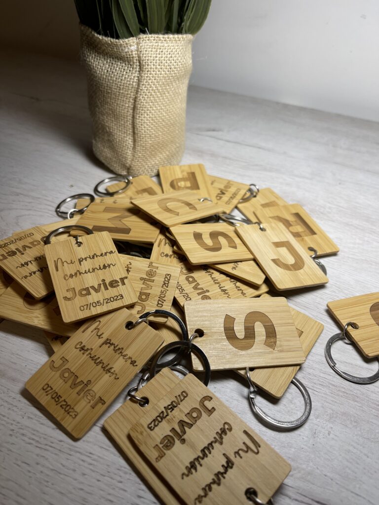 Llaveros de madera con iniciales grandes y mensajes grabados