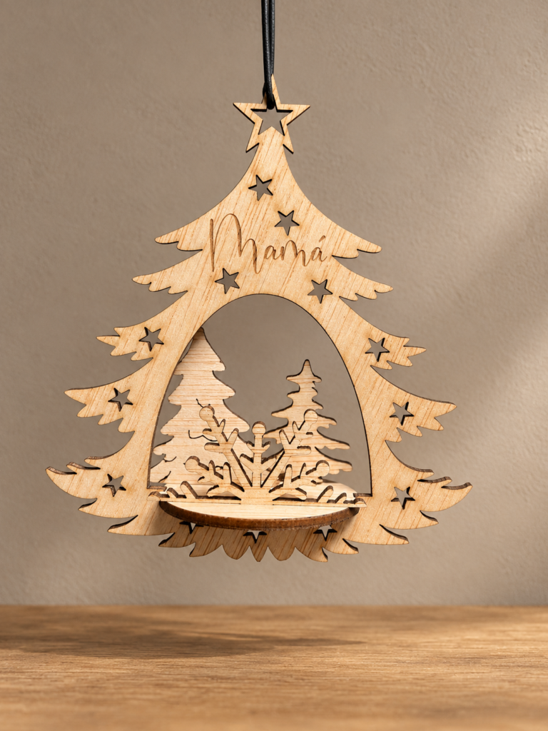Adorno de Navidad de madera en forma de árbol con el nombre María