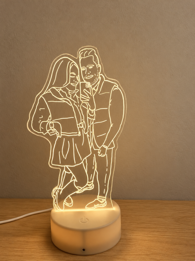 Lámpara de metacrilato con retrato lineal de una pareja y base redonda