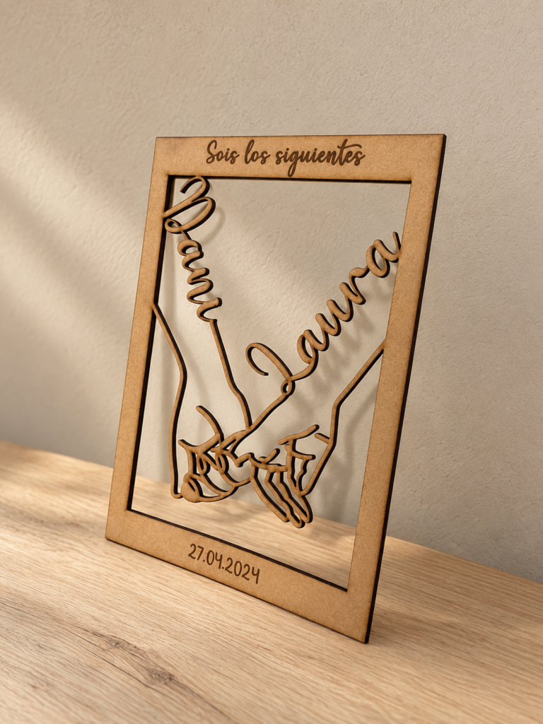 Marco de madera personalizado con nombres y siluetas de manos entrelazadas