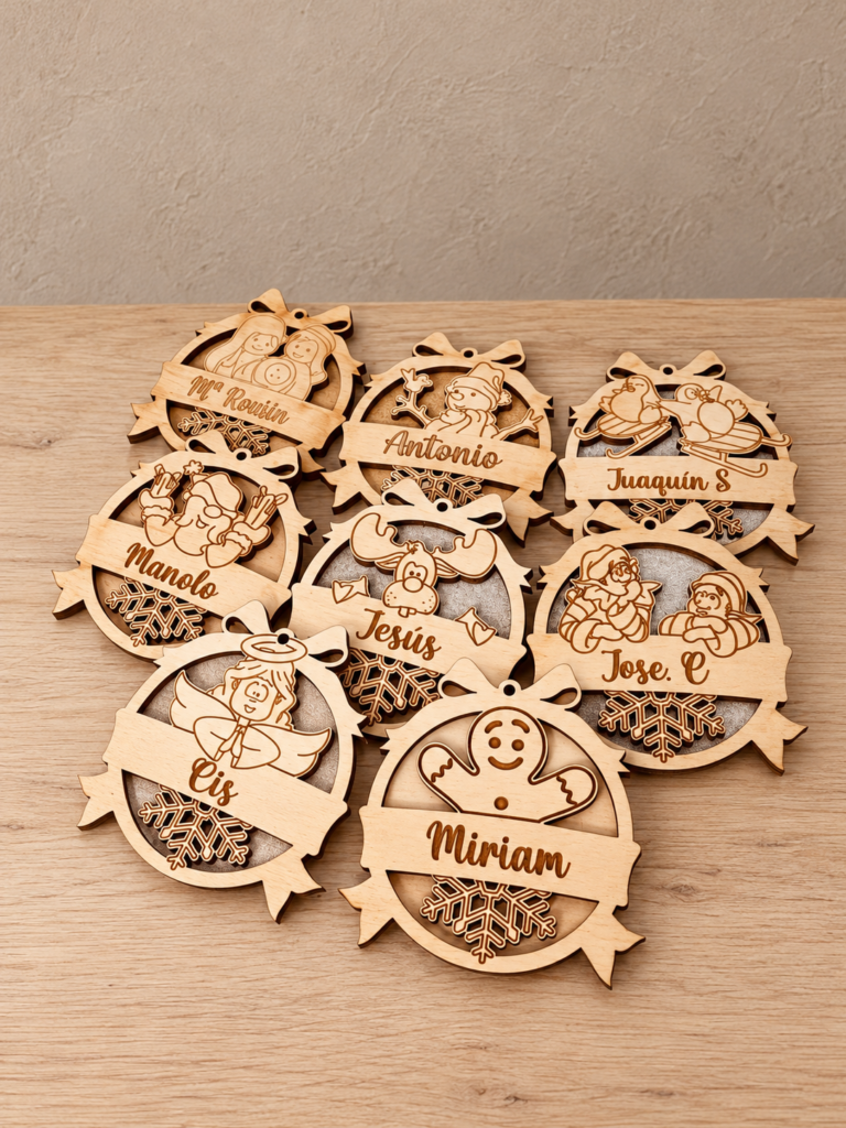 Adornos navideños de madera con nombres y figuras recortadas