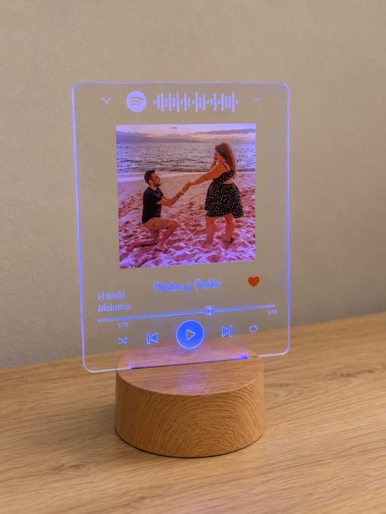 Placa de metacrilato iluminada con fotografía y diseño de reproductor musical