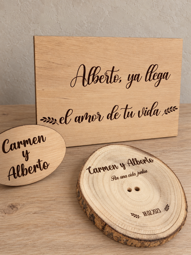 Cartel de boda y piezas de madera grabadas con nombres